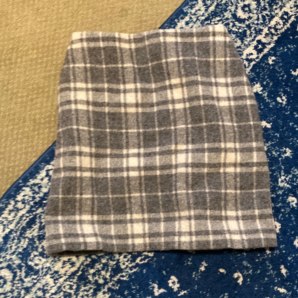 UNIQLO GREY & WHITE PLAID SKIRT